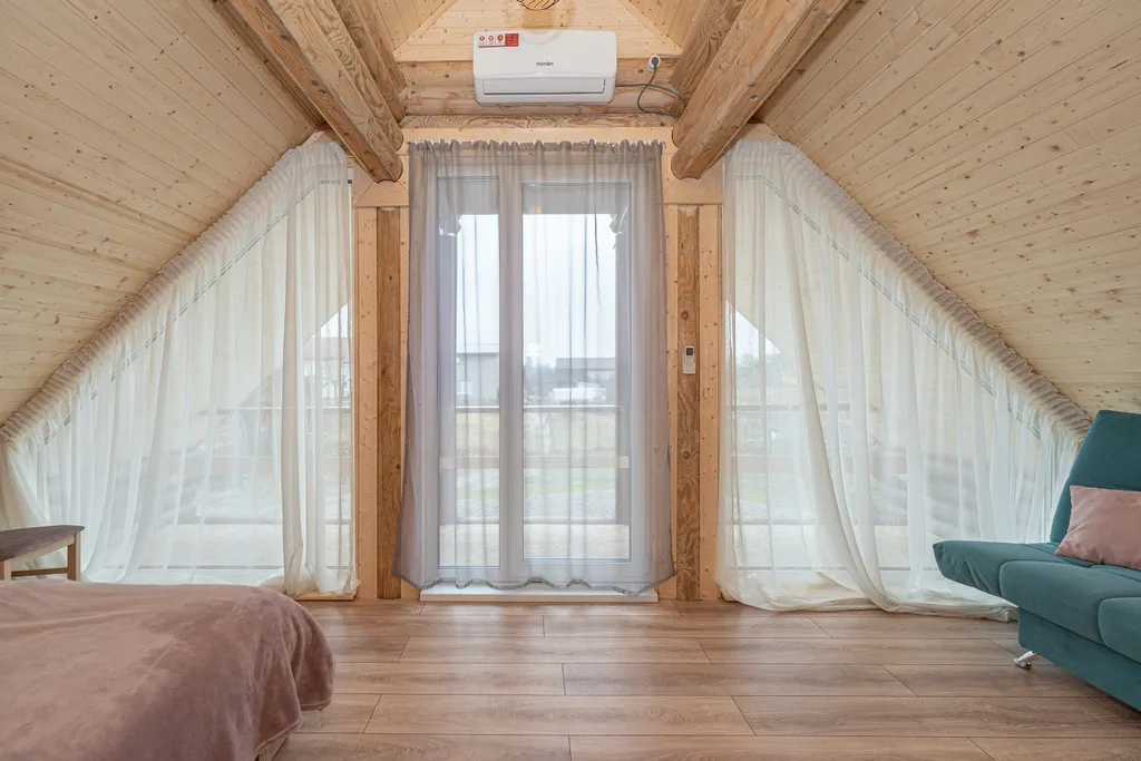 Сруб на озере