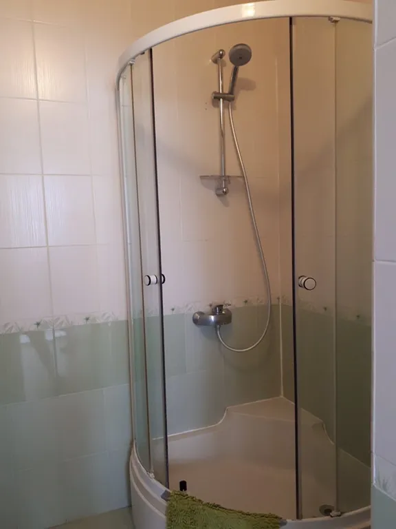 Часть дома с верандой и видом на море, горы и храм