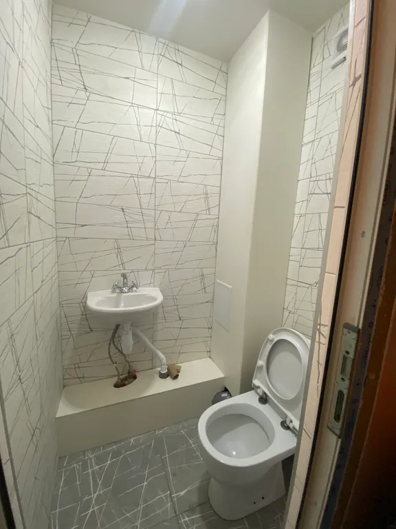 Уютная приятная комната с видом на город