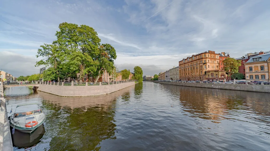 В центре, с видом на Адмиралтейский канал и "Новую Голландию"