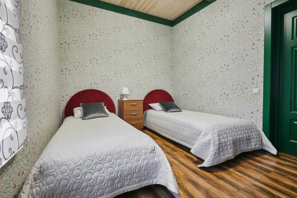 Большой коттедж с 5 спальнями, камином и террасой, Ромашка