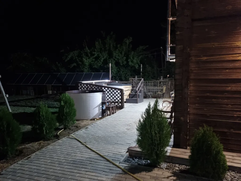 Уютный дом на берегу реки