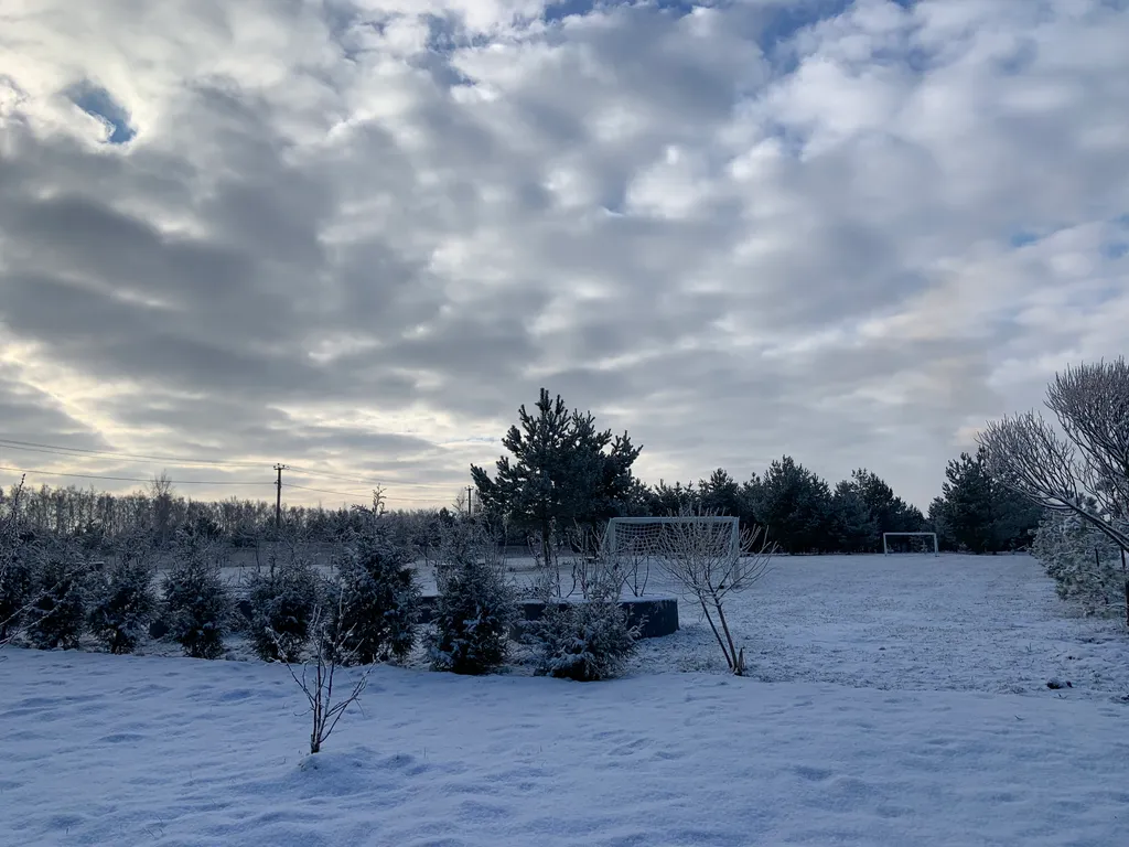 Дом у пруда с пляжем