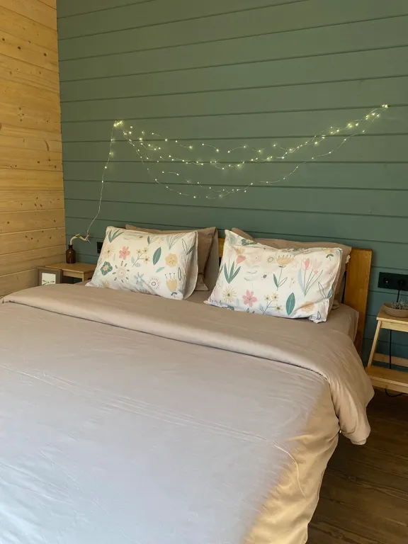 Дом на краю леса с видом на горы