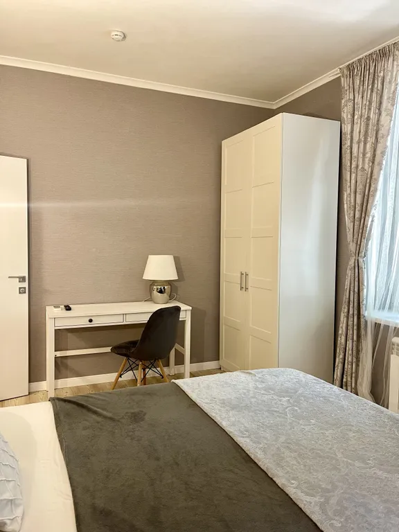 Дизайнерская квартира с бассейном и выделенной спальней