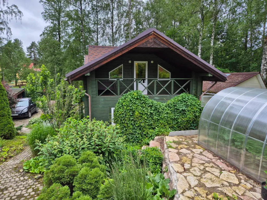 Двухэтажный загородный дом рядом с озером