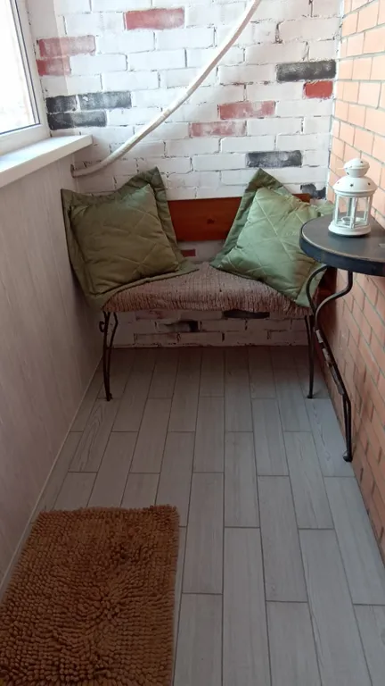 Великолепная студия с интересным дизайном в стиле французского кафе