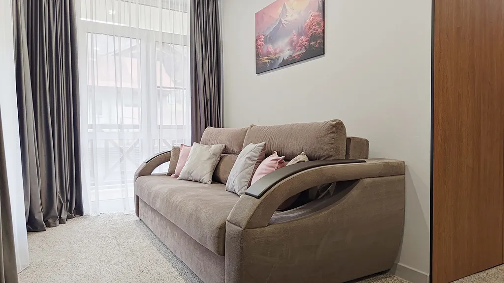 Вид на горы с балкона - апартамент со спальней в центре курорта