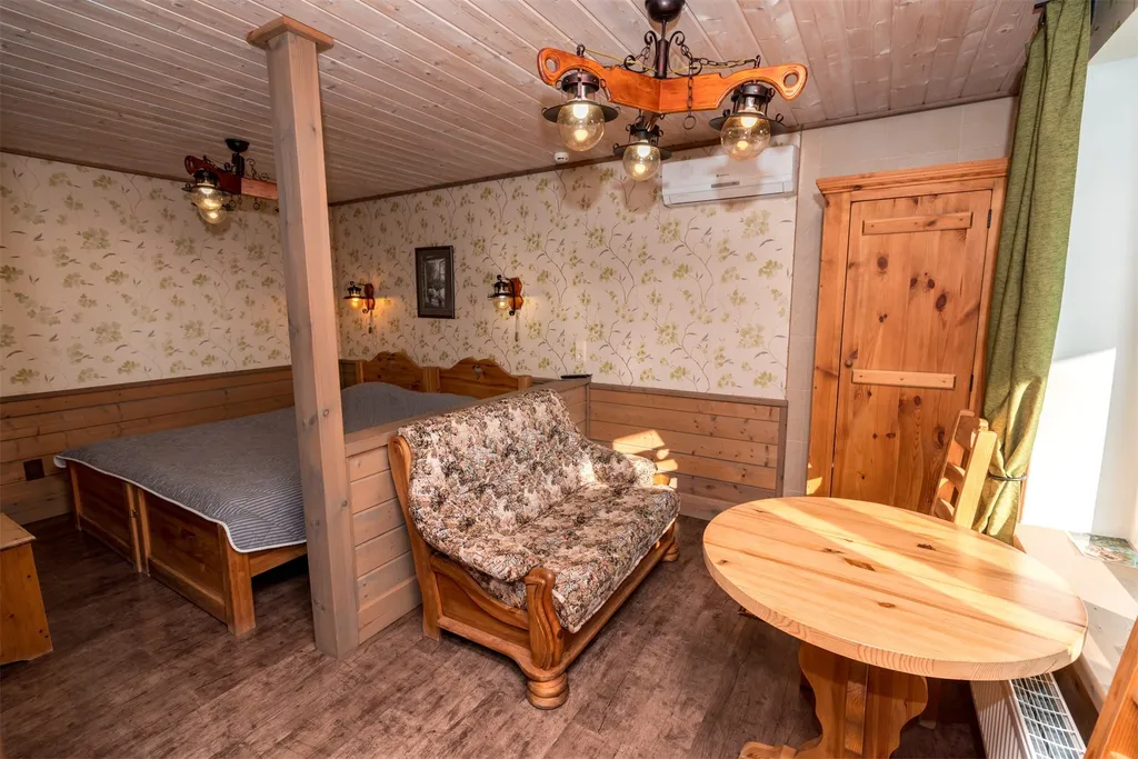 Альпийская деревня с большой кроватью