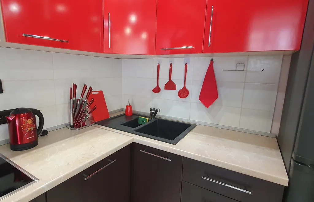 Уютная студия с отдельной спальной зоной, рядом с Иртышом