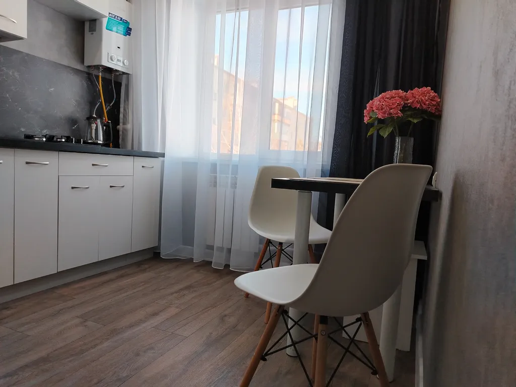 2-комнатная квартира в центре на втором этаже с застеклённым балконом