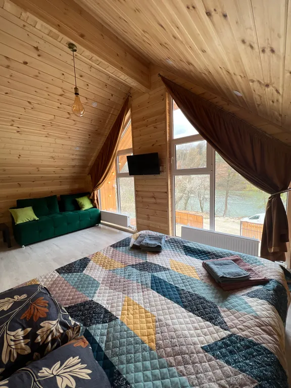 Барн хаус с видом на речку и бассейном