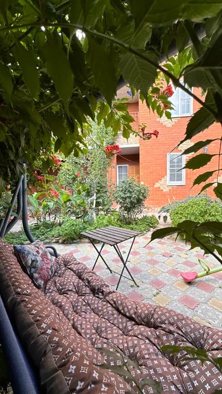 Благоустроенная комната в коттедже с двумя балконами и видом на море.