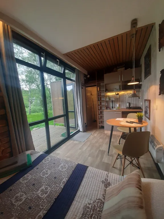 Уютный домик у реки