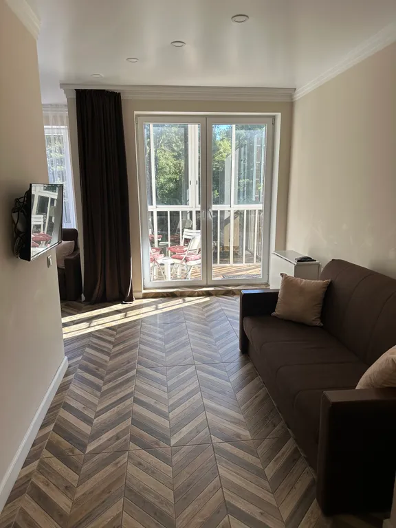 Уютная студия с видом на лес