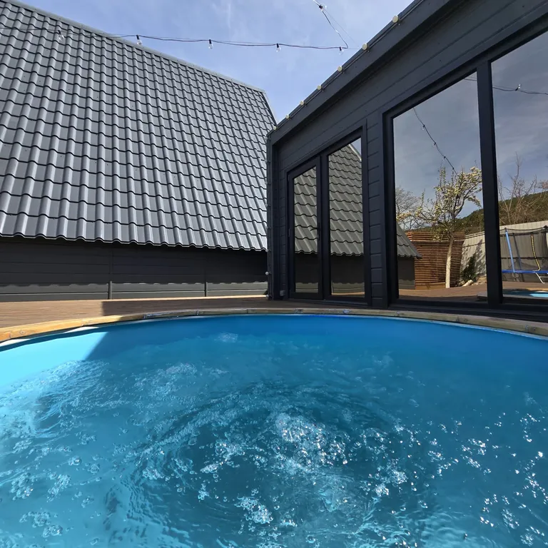 Дом А-фрейм из дерева с баней и джакузи