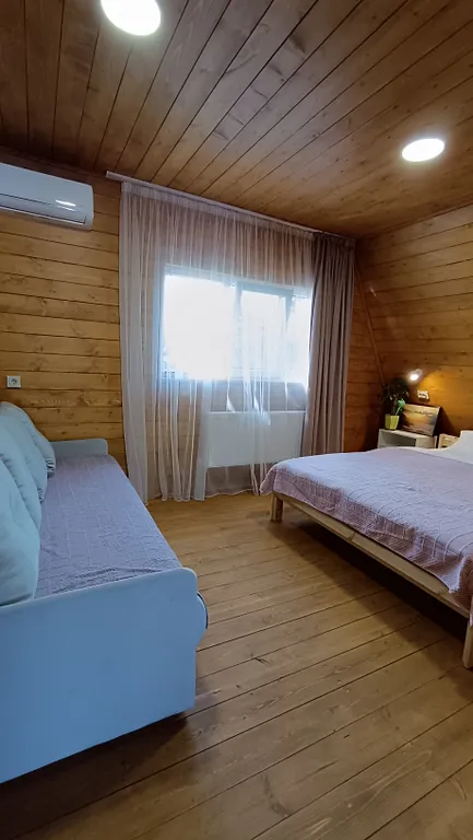 Большой деревянный треугольный дом (афрейм) с видом на бештау