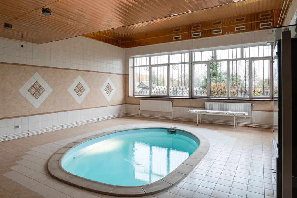 Дом с сауной и бассейном