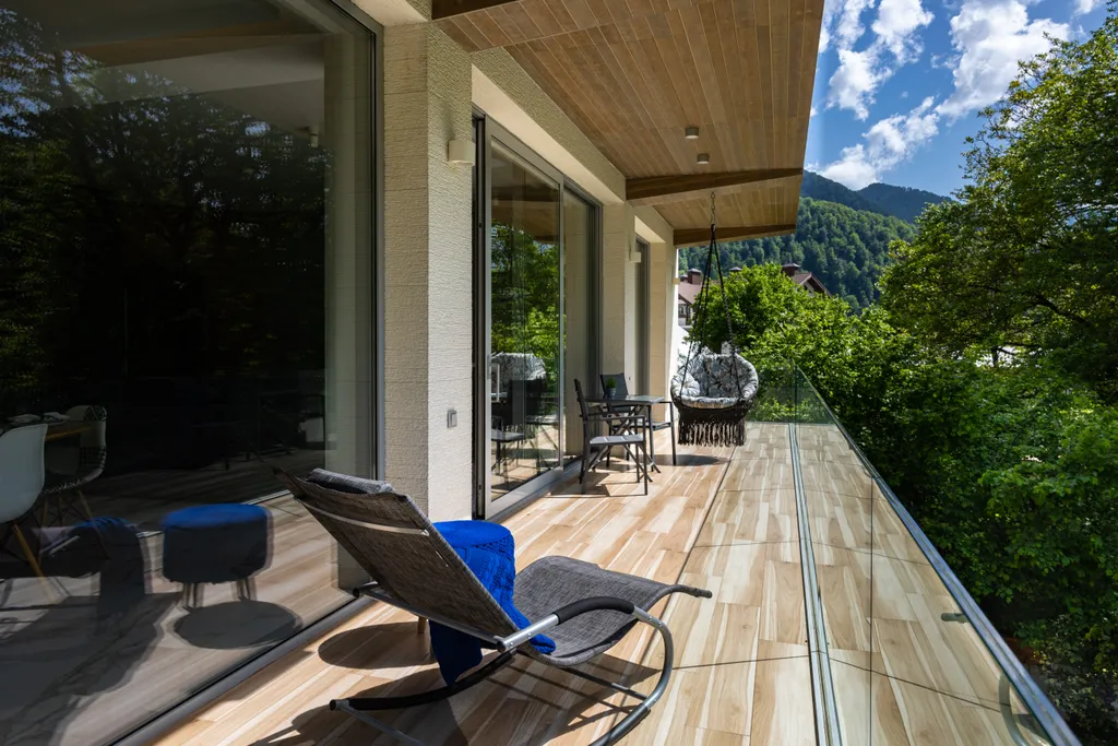 Просторная квартира с живым камином и видом на горы