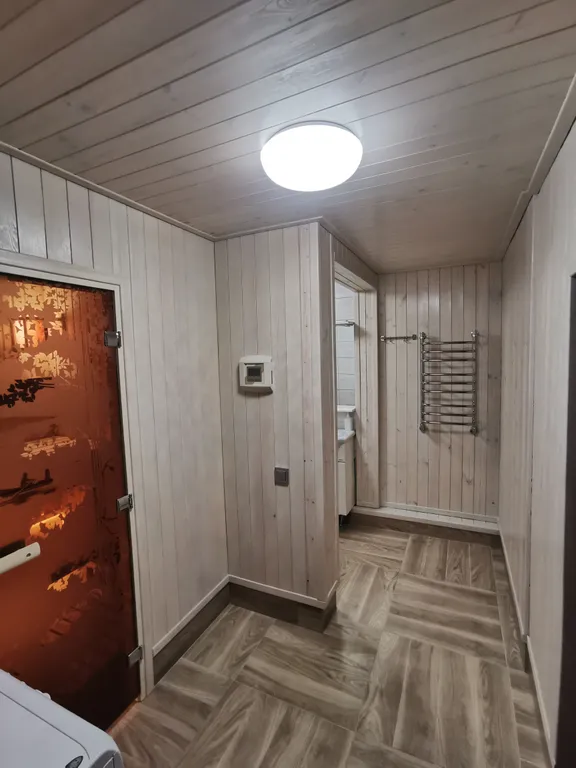 Дом с финской сауной внутри дома с большой беседкой и барбекю