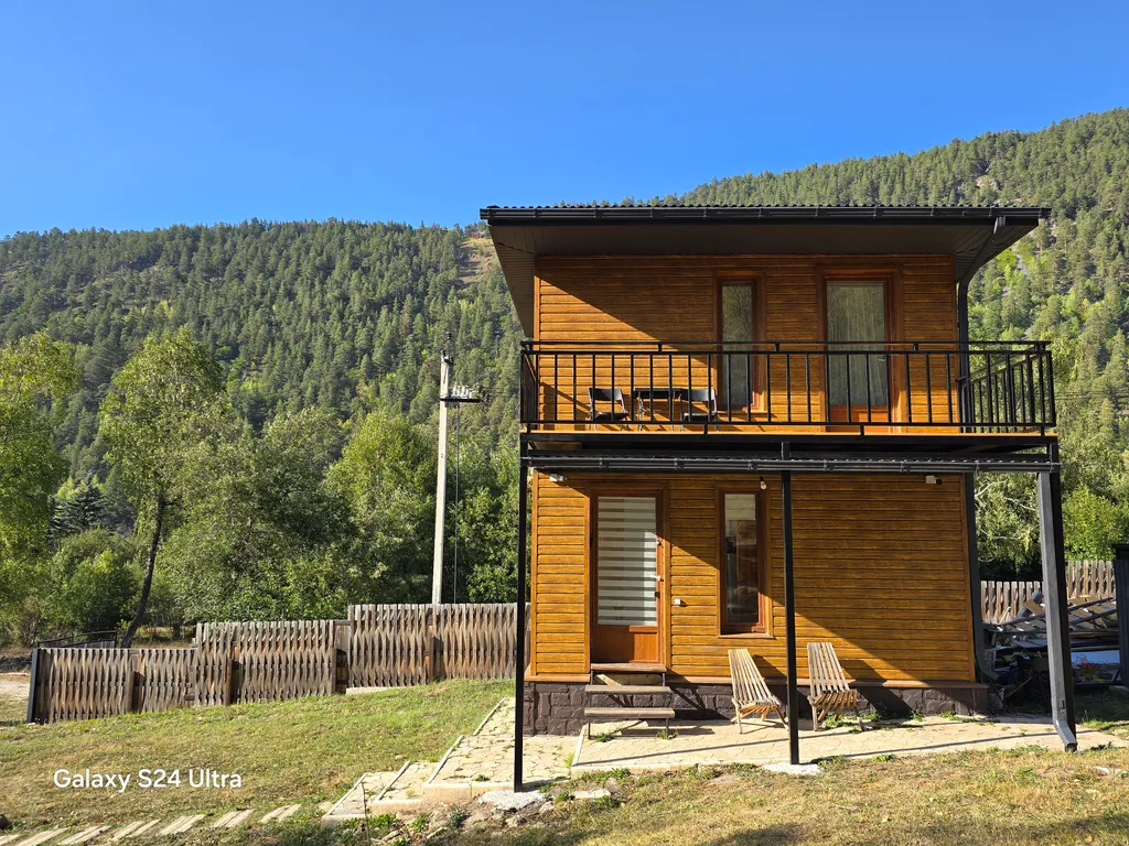 Домик с видом на горы