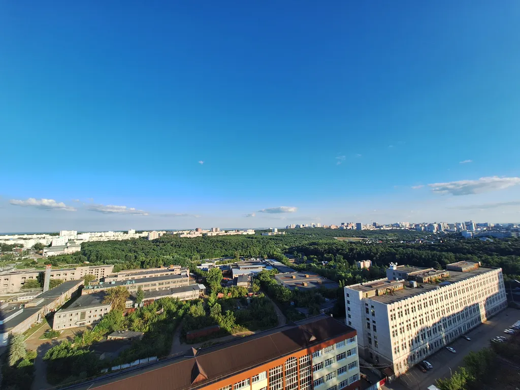 В центре