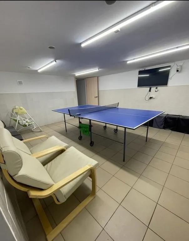 Большой дом с баней, бассейном и видом на озеро