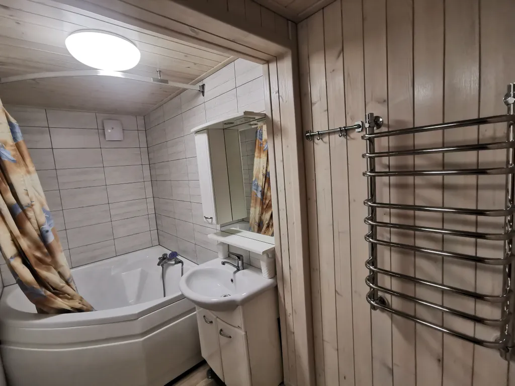 Дом с финской сауной внутри дома с большой беседкой и барбекю