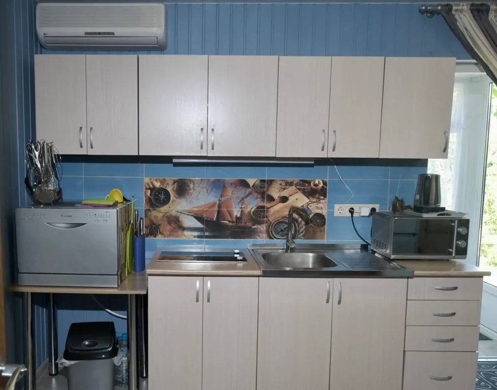 Половина дома с отдельным входом, с садом на берегу Чёрного моря