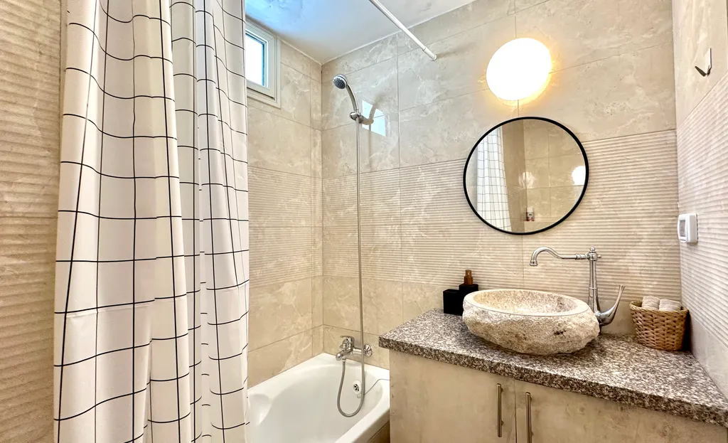 Крутые апартаменты с балконом рядом с Парижской площадью