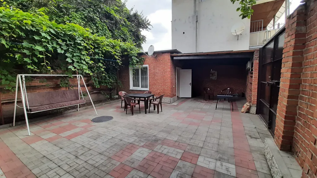 Уютный дом в центре города с местом для парковки автомобиля