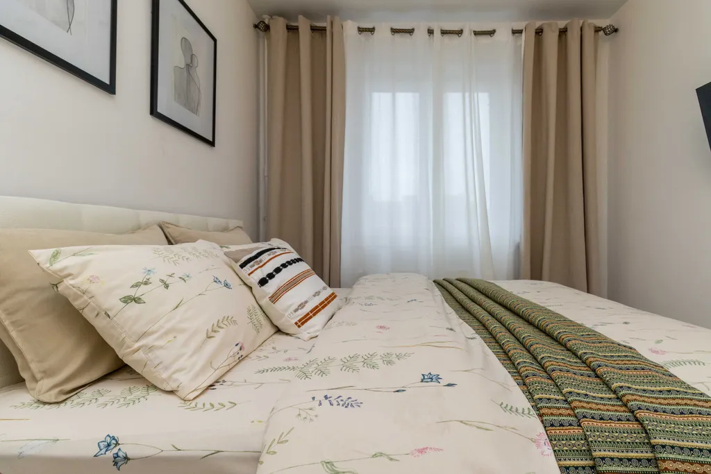 Квартира с жёлтым диваном