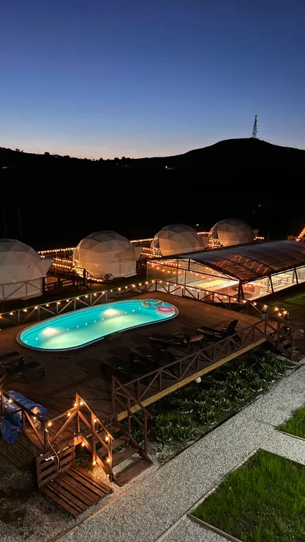 Глэмпинг А-фрейм с видом на море и теплым бассейном