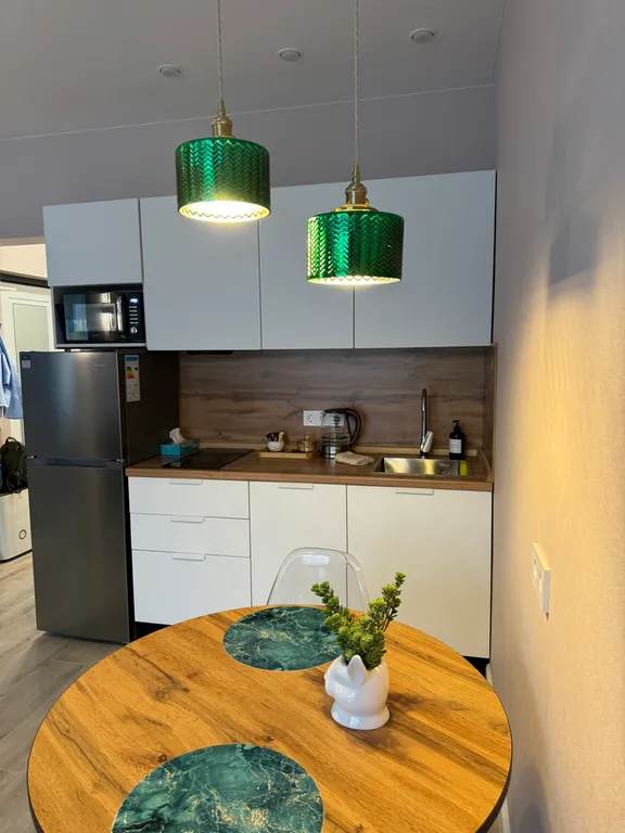 Зелёная современная квартира-студия недалеко от Горного Воздуха