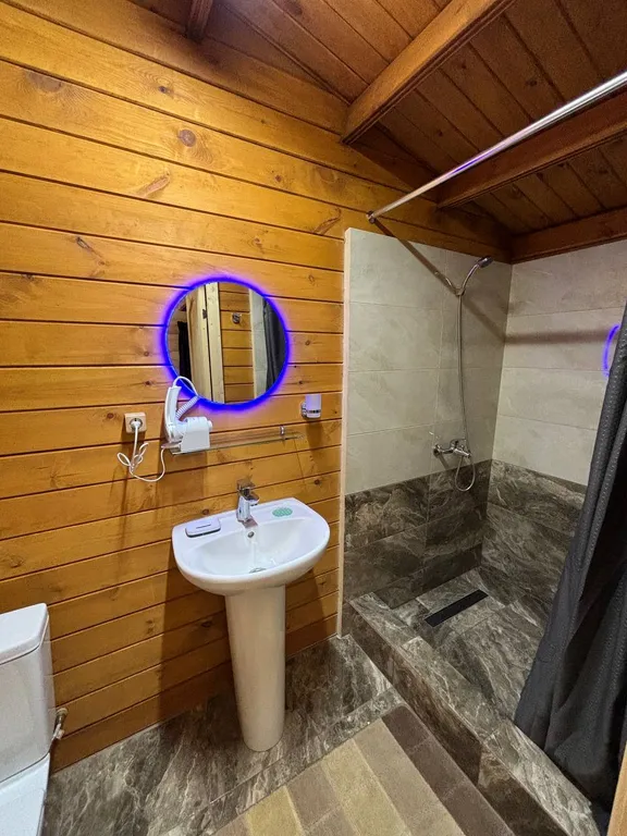 Коттедж Эко домик с парковкой рядом с горной рекой — Гагра