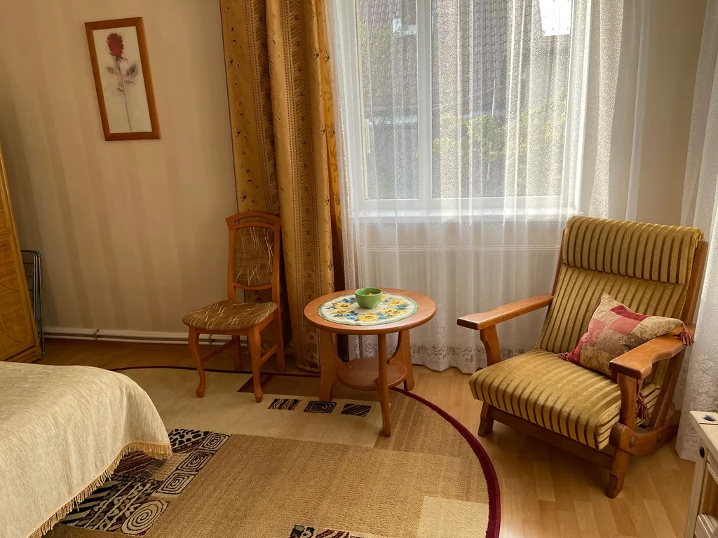 Дом с яблоневым садом на побережье