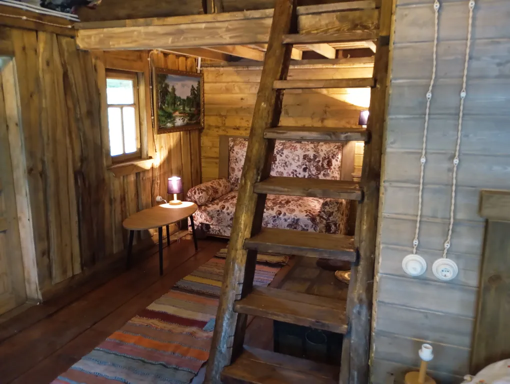 Изба с уютом детства, деревенский дом с баней и русским бытом