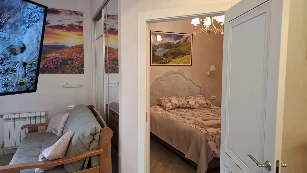 Уютный апартамент в центре с балконом и видом на горы лес