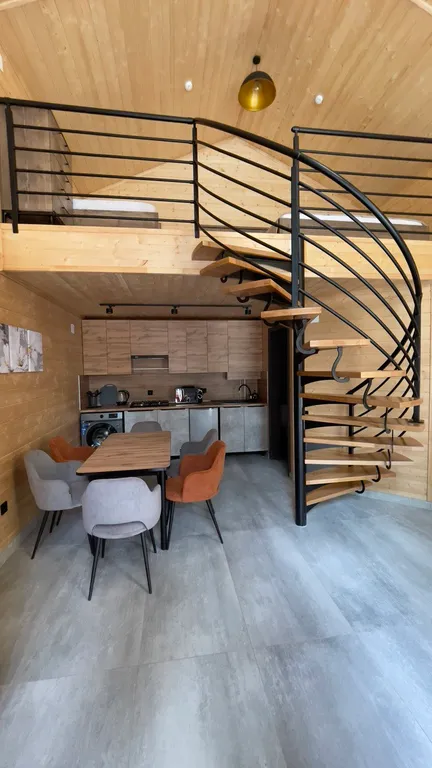 Двухуровневый дом с огромным витражным окном и видом на горы