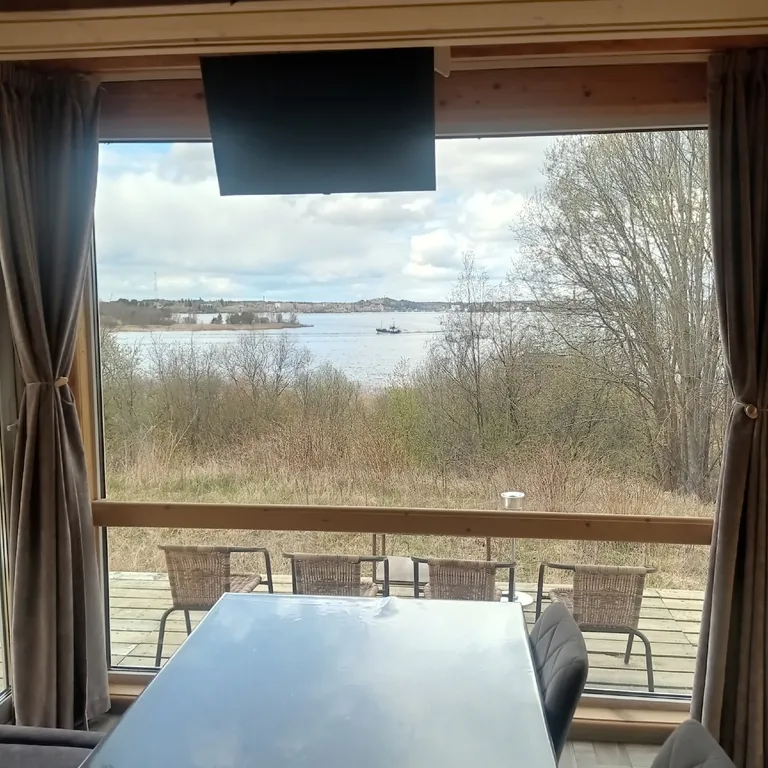 Современный дом на берегу Ладоги