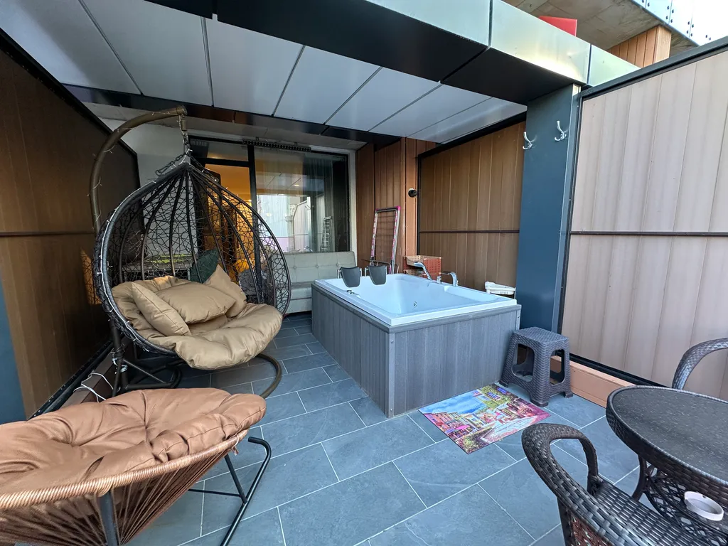 Апартамент с джакузи и большой верандой у моря