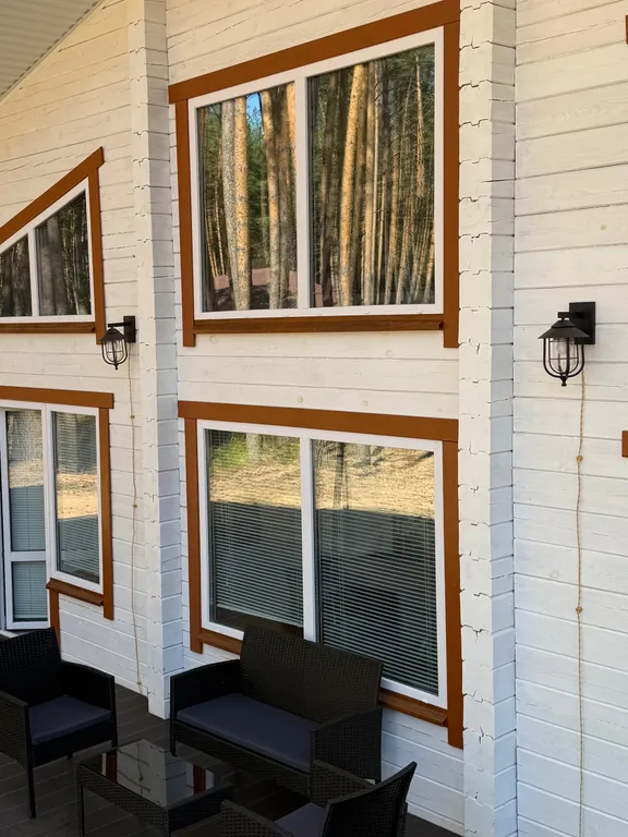 Белый дом и сосны