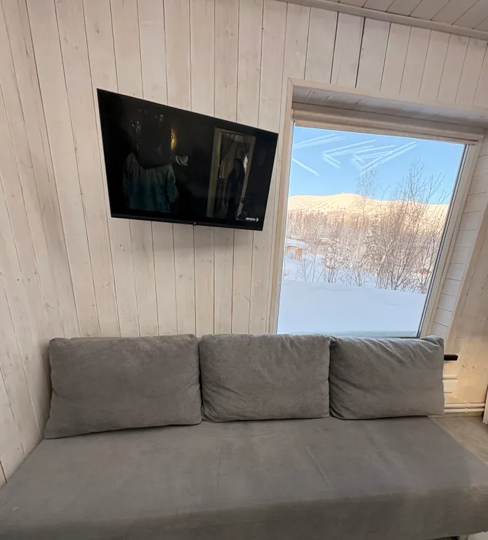 Дом с видом на горы в елочках