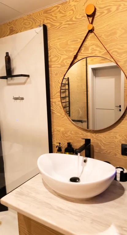 Новый дом с камином на берегу реки