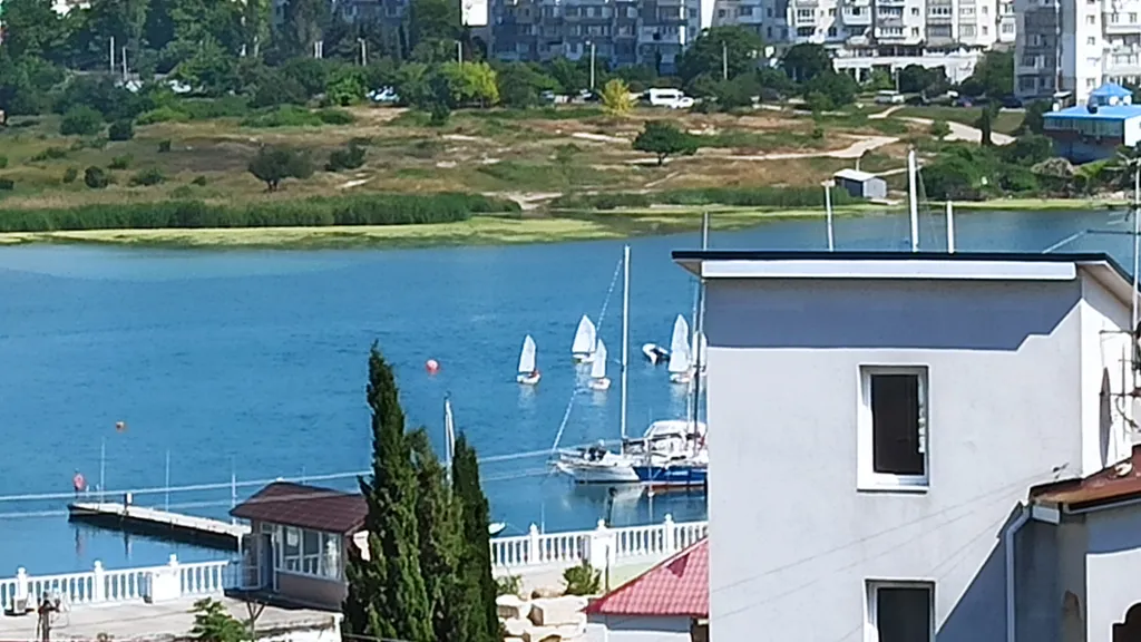 2-комнатные видовые апартаменты с бассейном у моря