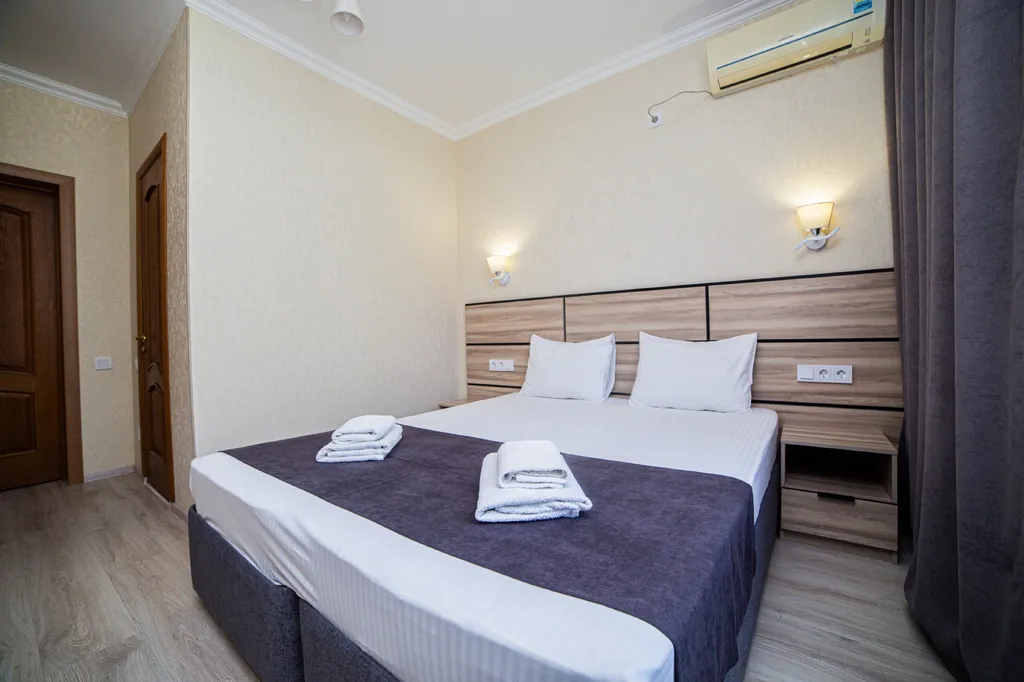 Двухкомнатный номер, завтрак, подогрев бассейн, 10 мин море, парковка