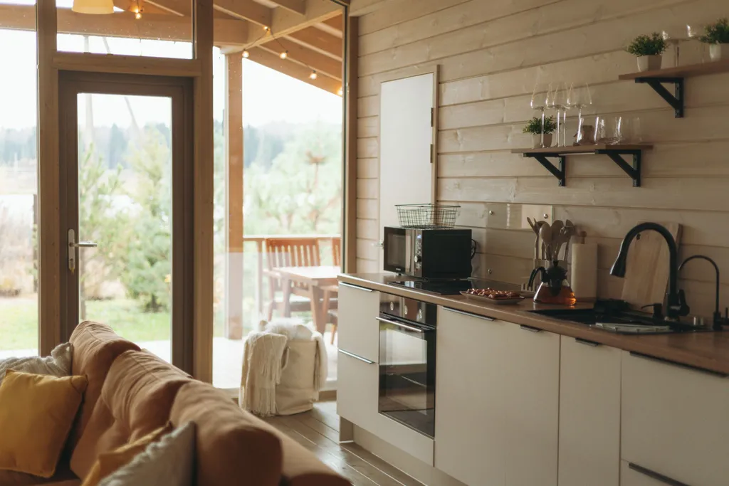 Дом с баней и чаном у воды и леса бохо