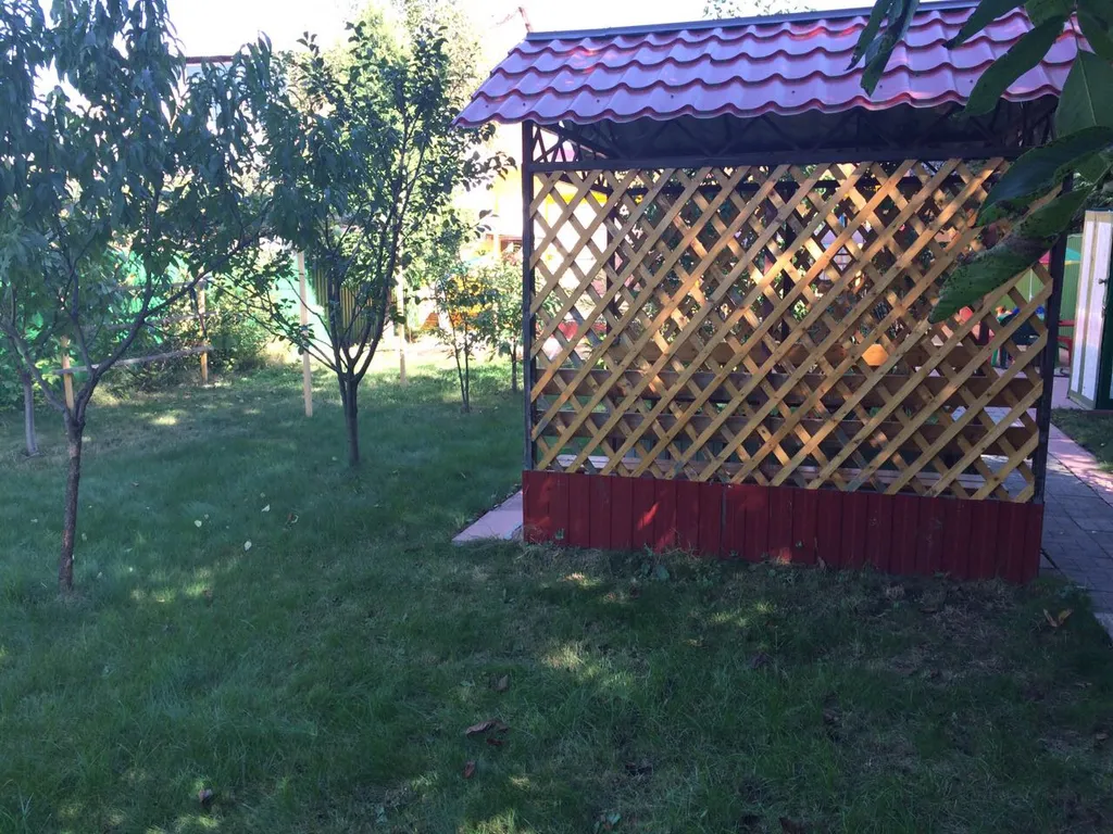 Уютный дом с бассейном, верандой и садом