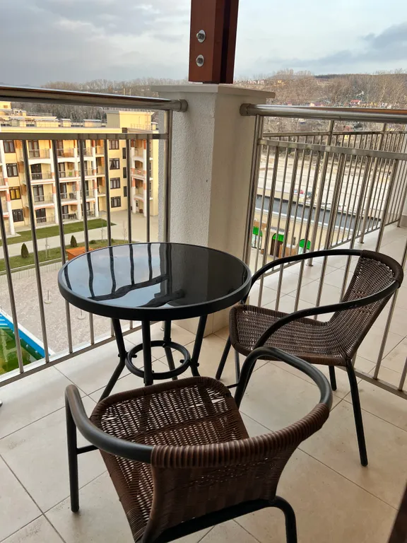 Уютная студия с видом на бассейн и можжевеловый лес