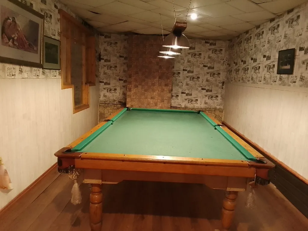 Коттедж на берегу пруда с бассейном